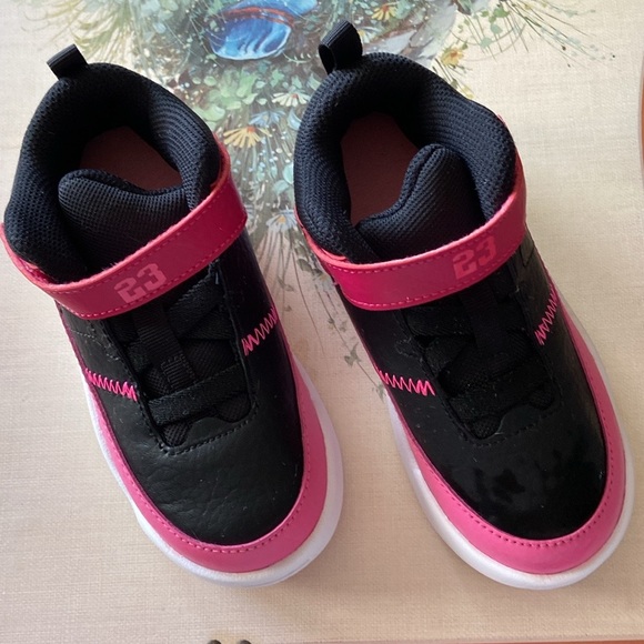 NWOT Jordan’s-23 Toddlers Sz-9C NoTie Laces w/Velcro, Light, Comfortable Shoes - Picture 4 of 16